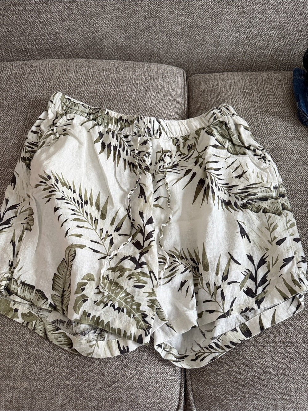 C&C California Olive & Black Leaf-Print Women's Athletic Shorts